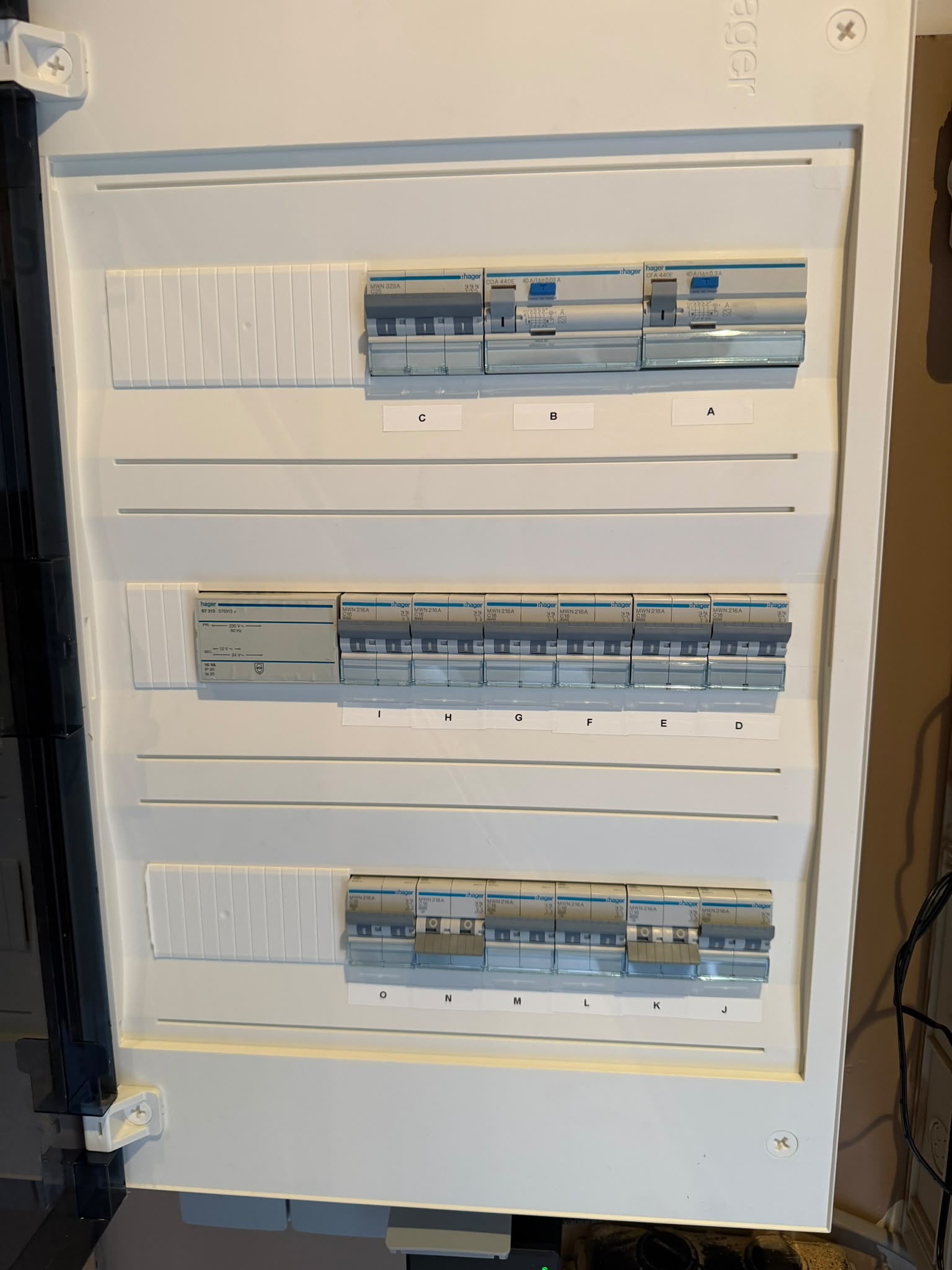 Tableau électrique résidentiel avec interrupteurs différentiels et disjoncteurs étiquetés