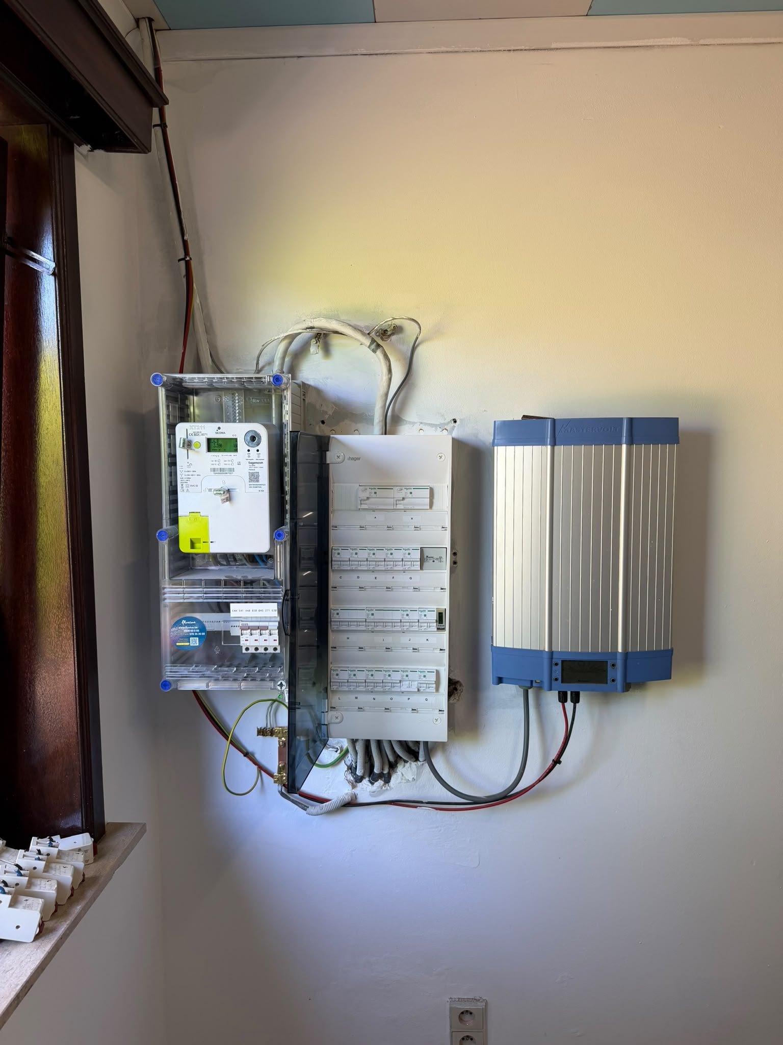 Coffret électrique installé à côté du compteur électrique