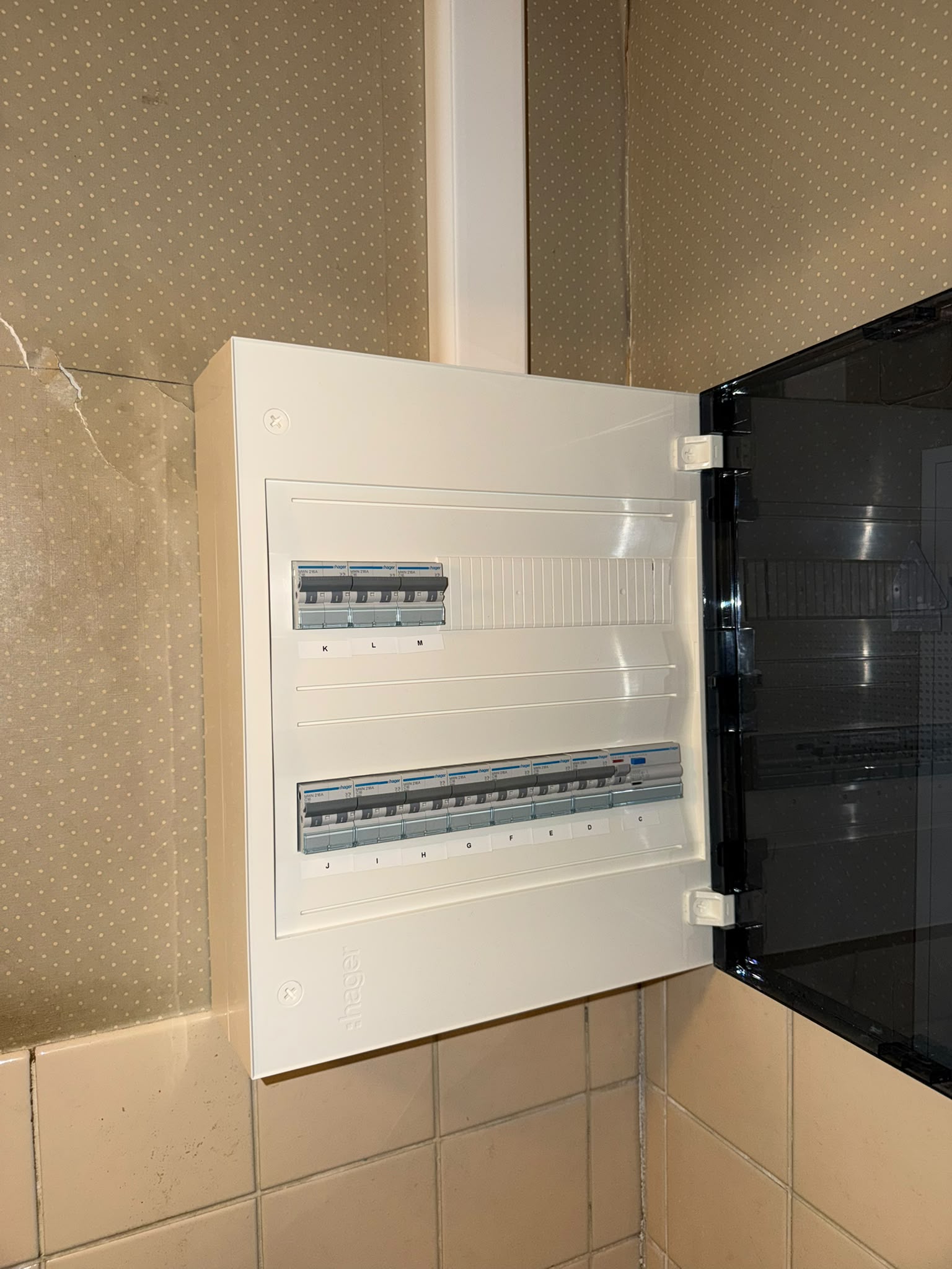 Coffret électrique mural terminé, avec de la place pour de futurs circuits